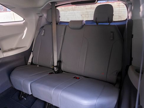 Used 2021 Toyota Sienna XLE FWD image 32