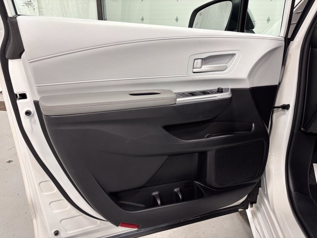 Used 2026 Toyota Sienna LE FWD image 8