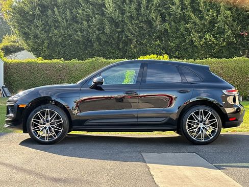 Certified 2025 Porsche Macan AWD/4WD image 2