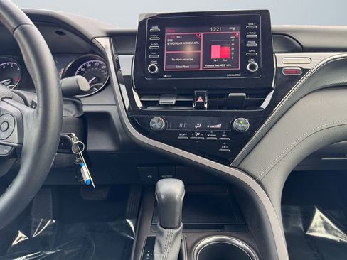 Used 2021 Toyota Camry SE w/ Cold Weather Package image 11