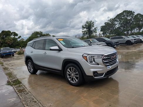 Used 2022 GMC Terrain SLT w/ Infotainment Package II FWD image 3
