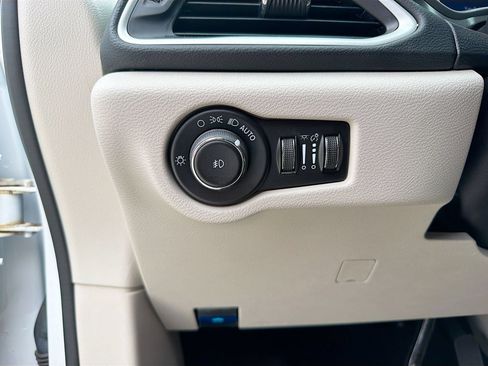 Used 2023 Chrysler Pacifica Touring-L FWD image 11