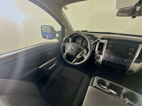 Used 2017 Nissan Titan SV image 9