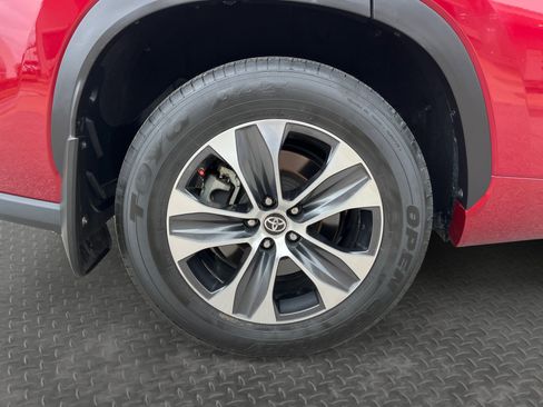 Used 2020 Toyota Highlander XLE AWD/4WD image 14