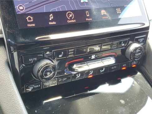 Used 2025 Jeep Grand Cherokee Limited w/ Black Appearance Package image 22