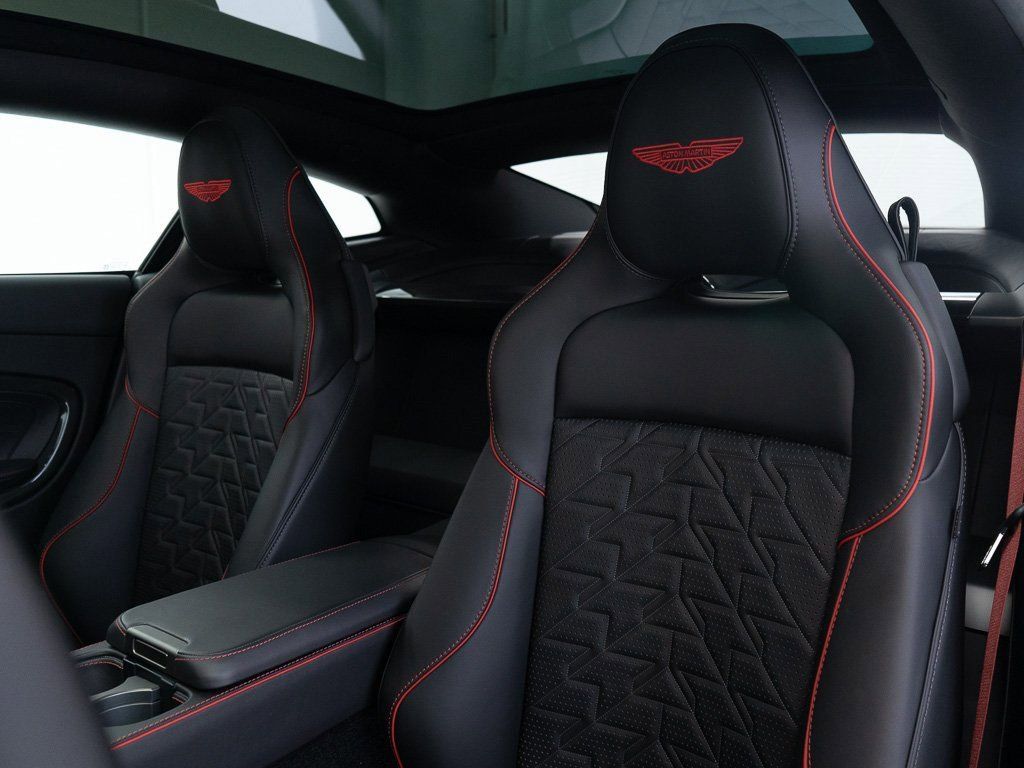 Used 2025 Aston Martin Vanquish RWD image 17