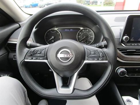 Used 2024 Nissan Altima 2.5 SV FWD image 16
