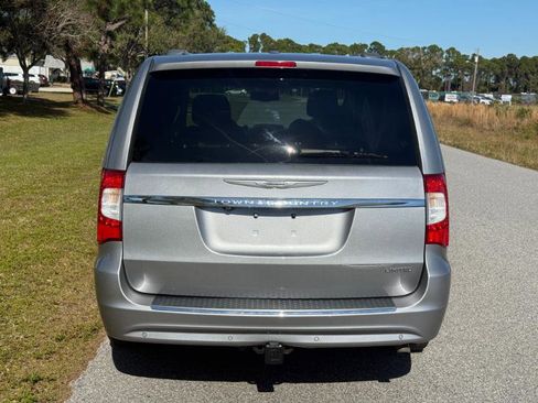 Used 2016 Chrysler Town & Country Limited image 8
