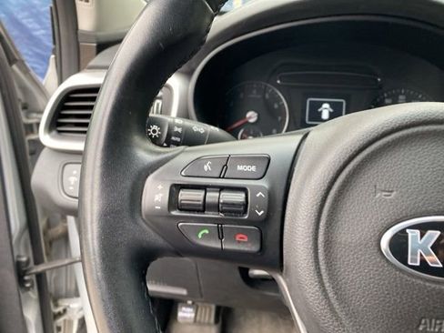 Used 2017 Kia Sorento LX w/ LX Convenience Package image 17