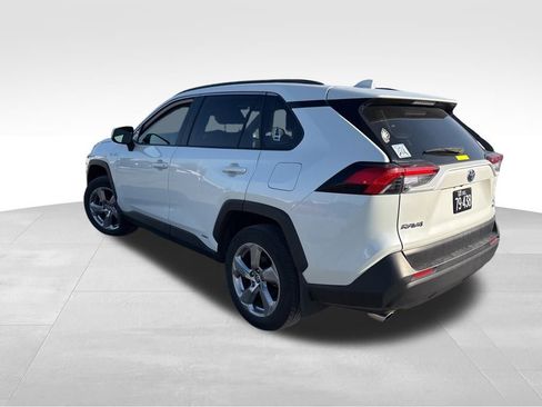 Used 2021 Toyota RAV4 XLE Premium image 6