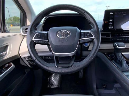 Used 2022 Toyota Sienna XLE image 6