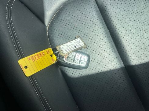 Used 2025 Chrysler Pacifica Select FWD image 10