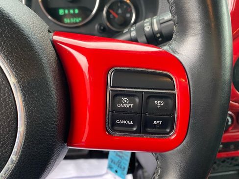 Used 2018 Jeep Wrangler Unlimited Rubicon w/ Connectivity Group image 14