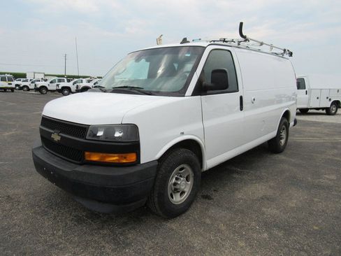 Used 2018 Chevrolet Express 2500 w/ Driver Convenience Package RWD image 7