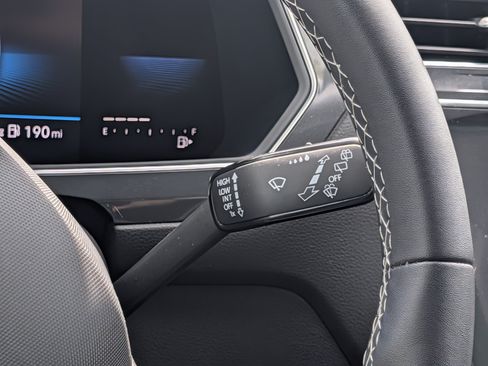 Certified 2023 Volkswagen Tiguan SE R-Line AWD/4WD image 25