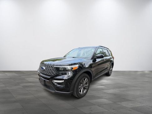 Used 2023 Ford Explorer XLT w/ Equipment Group 202A AWD/4WD image 3