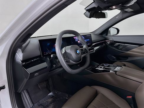Used 2024 BMW 530i xDrive w/ Convenience Package image 9