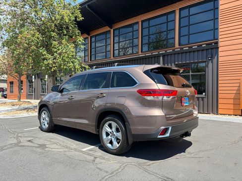 Used 2018 Toyota Highlander Limited w/ Carpet Mat Package (TMS) AWD/4WD image 3