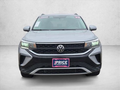 Used 2022 Volkswagen Taos SE FWD image 2