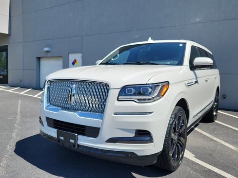 Used 2022 Lincoln Navigator Reserve image 2