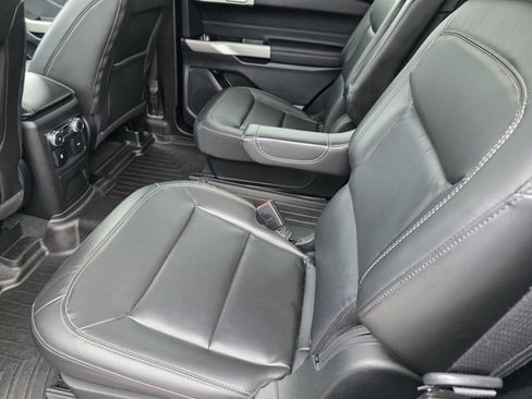 Used 2022 Ford Explorer XLT w/ Equipment Group 202A image 18