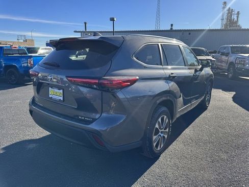 Used 2023 Toyota Highlander XLE image 3