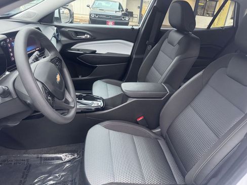 Used 2025 Chevrolet Trax LT image 30