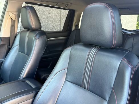 Used 2019 Toyota Highlander SE w/ Nightshade Edition FWD image 11