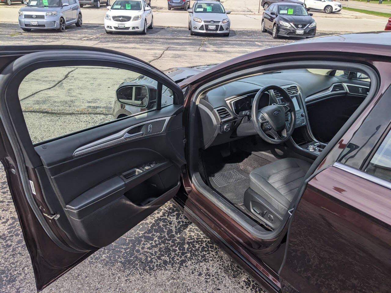 Used 2019 Ford Fusion SE FWD image 9