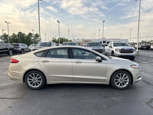 Used 2017 Ford Fusion SE FWD image 6