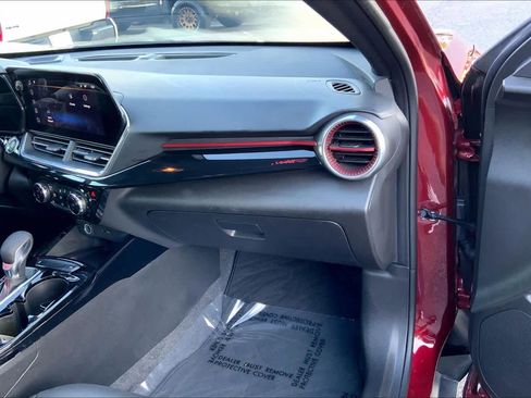 Used 2024 Chevrolet Trax RS w/ Sunroof Package FWD image 18