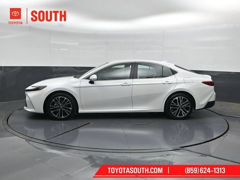 Used 2025 Toyota Camry XLE AWD/4WD image 7