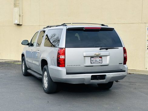 Used 2011 Chevrolet Suburban LT image 5