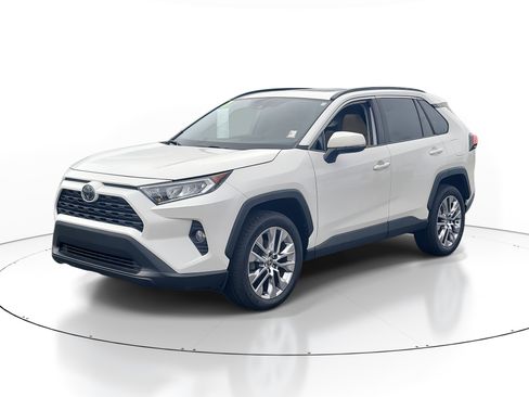 Used 2021 Toyota RAV4 XLE Premium image 3