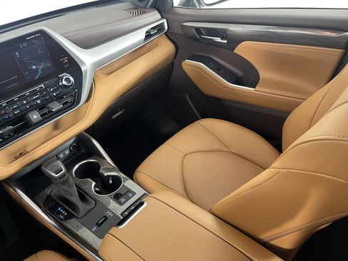 Used 2021 Toyota Highlander Platinum image 11