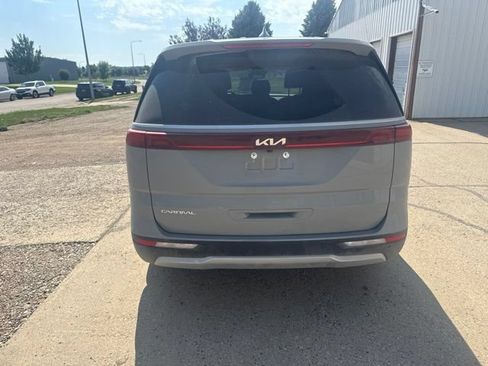 Used 2024 Kia Carnival EX FWD image 10