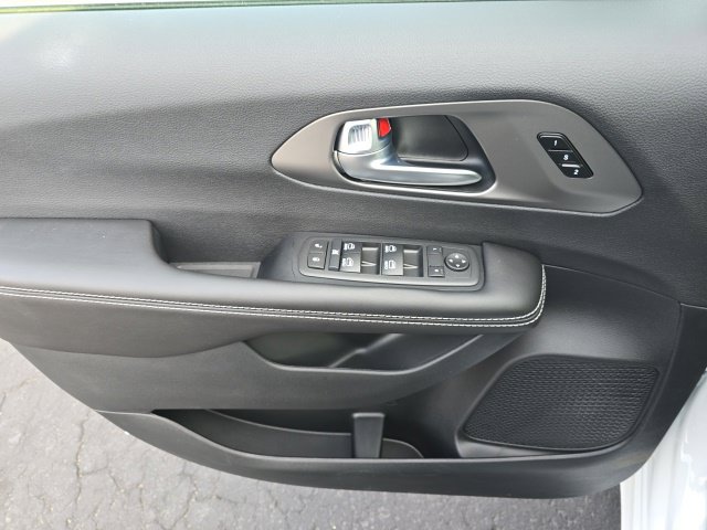 New 2027 Chrysler Pacifica Select AWD/4WD image 9