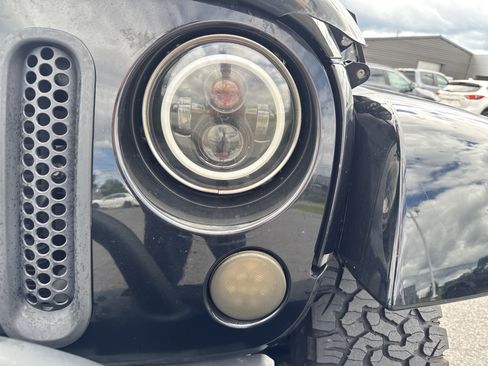 Used 2015 Jeep Wrangler Unlimited Rubicon AWD/4WD image 10