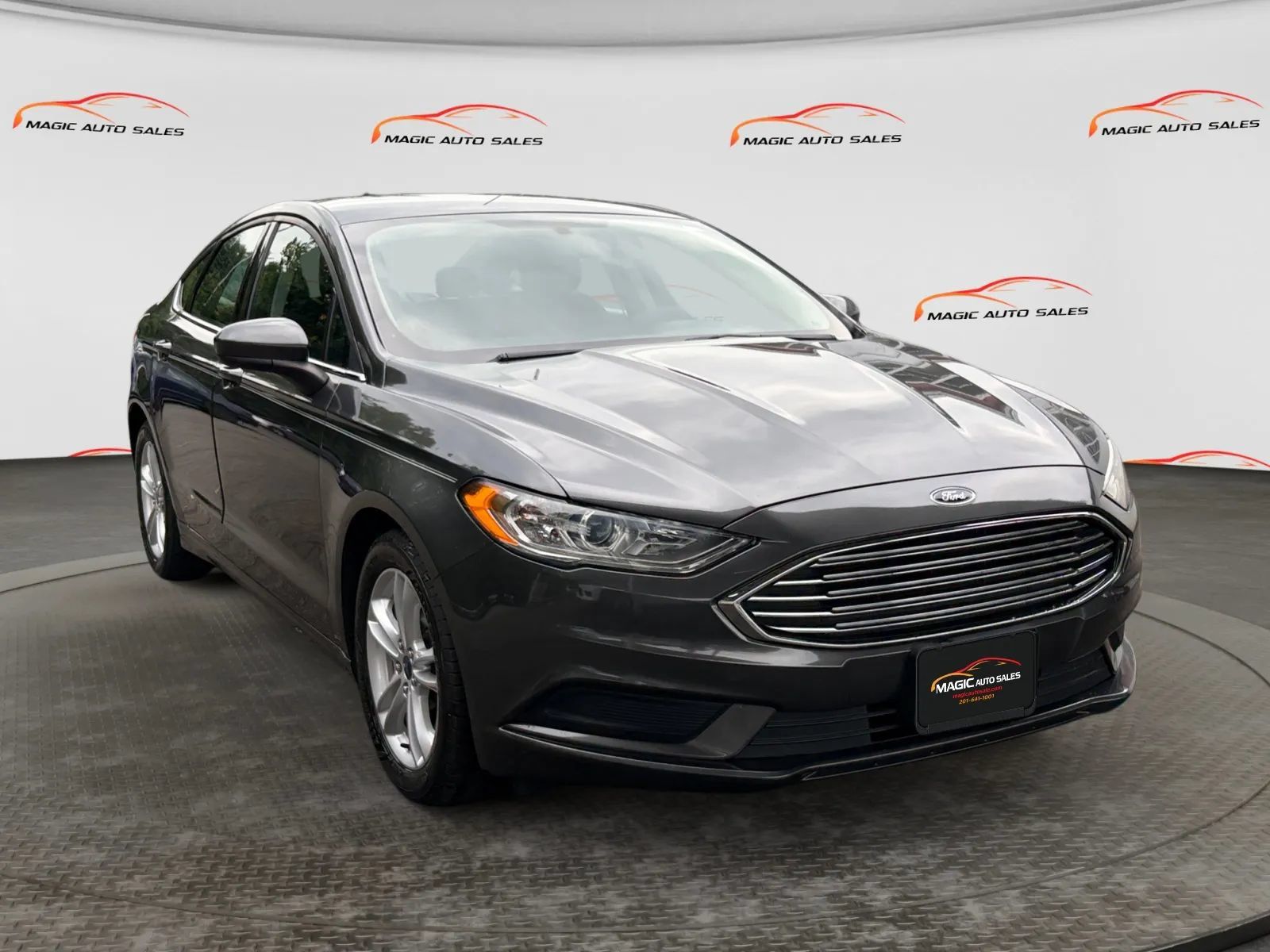 Used 2018 Ford Fusion SE w/ Fusion SE Technology Package FWD image 5