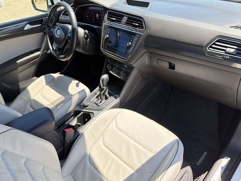 Used 2018 Volkswagen Tiguan SEL Premium w/ R-Line Package image 28