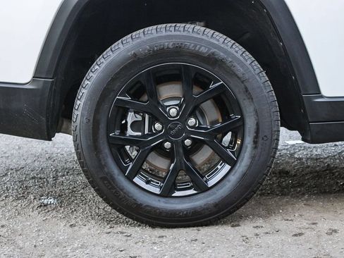 Used 2025 Jeep Grand Cherokee L Altitude RWD image 12