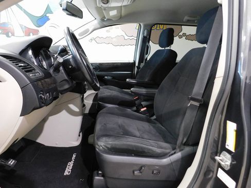 Used 2011 Dodge Grand Caravan SXT image 31