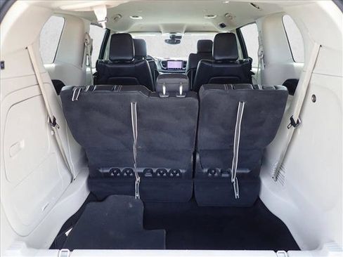 Used 2022 Chrysler Pacifica Touring-L FWD image 8