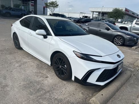 Used 2025 Toyota Camry SE w/ Convenience Package image 2