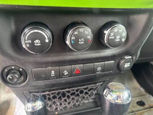 Used 2017 Jeep Wrangler Unlimited Rubicon AWD/4WD image 18