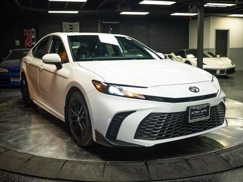 Used 2025 Toyota Camry SE w/ Multimedia Upgrade Package FWD image 5