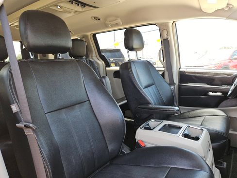 Used 2016 Chrysler Town & Country Touring FWD image 30