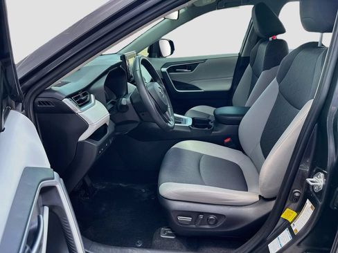 Used 2020 Toyota RAV4 XLE w/ XLE Grade Weather Package AWD/4WD image 18