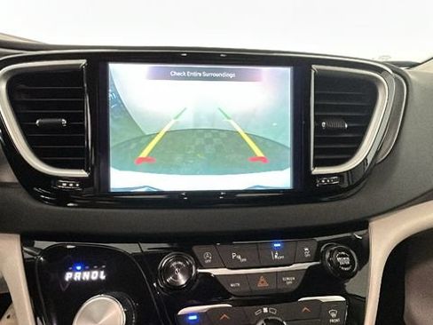 Used 2024 Chrysler Pacifica Touring-L FWD image 24