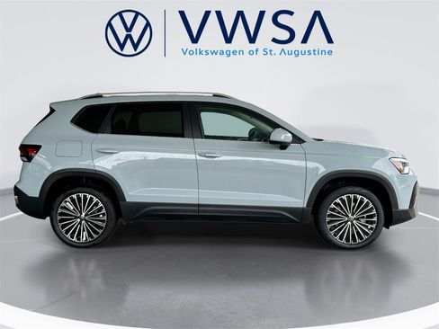 New 2026 Volkswagen Taos SE image 8